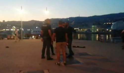 Immigrato strattona un bimbo, il nonno reagisce. E scatta la rissa