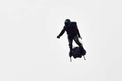 L'uomo volante ha attraversato la Manica a bordo del Flyboard
