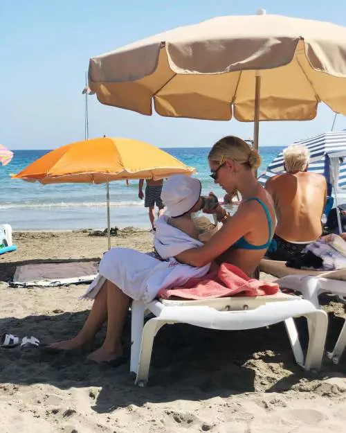 I Ferragnez presi in giro al mare. Un utente: "Manca solo la borsa frigo"