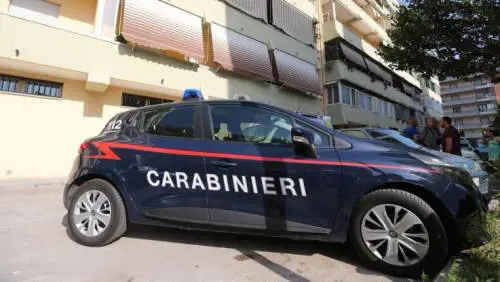 Entra in casa dei vicini e li molesta, poi attacca carabinieri: fermato moldavo ubriaco