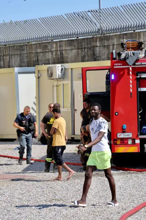 Milano, a fuoco centro d'accoglienza: pietre contro mezzo dei vigili