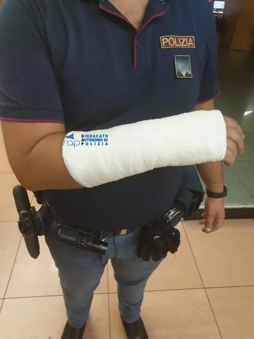 50 immigrati accerchiano una volante  e mandano in ospedale due agenti