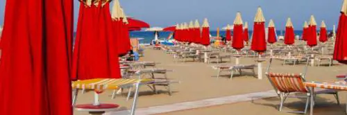 "Elezioni subito" e Fdi porta la politica al mare