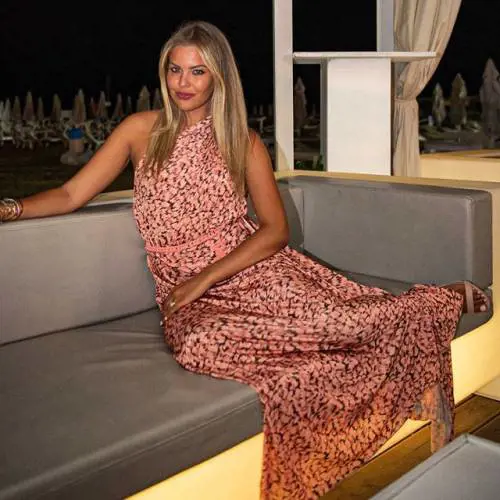 Costanza Caracciolo incinta? Le rotondità potrebbero nascondere un segreto