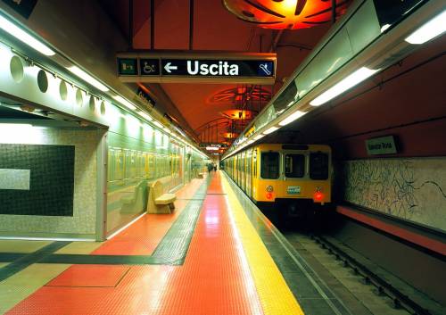 Bloccata la Linea 1 della metro di Napoli: turisti appiedati