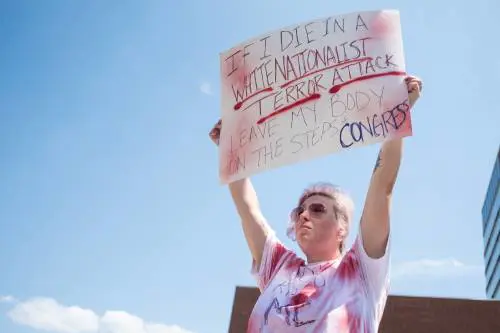 Le star usano le stragi per fare propaganda contro Trump