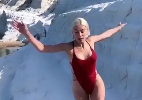 Clizia Incorvaia cade durante uno shooting fotografico