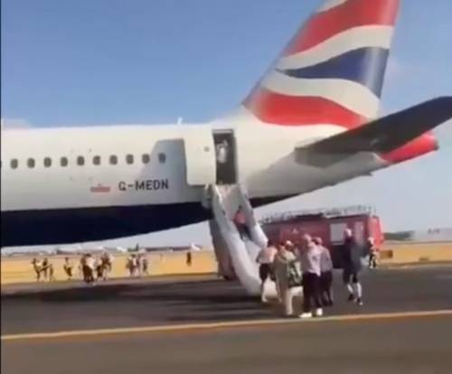 Paura a bordo di un aereo British Airways: atterraggio d'emergenza a Valencia