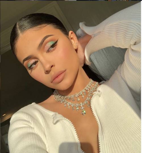 Kylie Jenner ricoperta da petali di rose per il suo compleanno