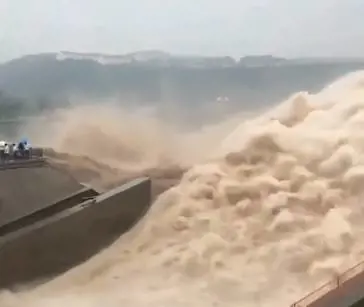 India, diga viene aperta: valanga d'acqua impressionante