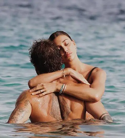 Belen e Stefano De Martino non convincono i fan: "Tutto finto"