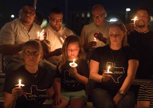 Strage in Texas, fiori e preghiere per le vittime della sparatoria di El Paso