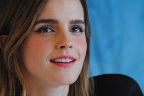 Emma Watson lancia un numero per denunciare le aggressioni sessuali