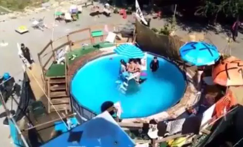 Il centro sociale come l'hotel: in piscina per sfidare Salvini