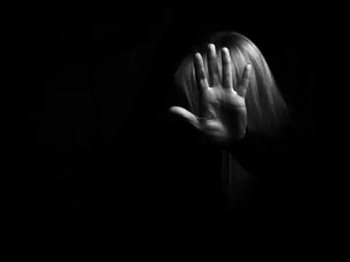 Molesta un minore e tenta di stuprare la madre: preso 37enne
