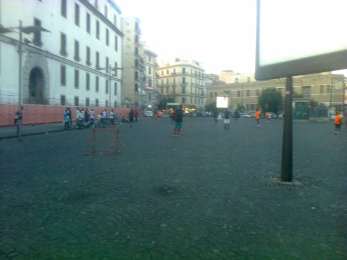Extracomunitari occupano abusivamente una piazza giocando a pallone