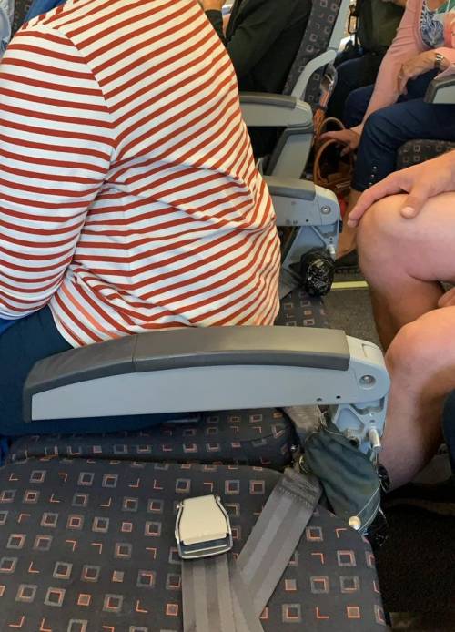 A bordo del volo (fermo) su sedile senza schienale