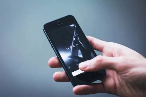 Autista Uber salva una ragazza fingendosi il suo fidanzato