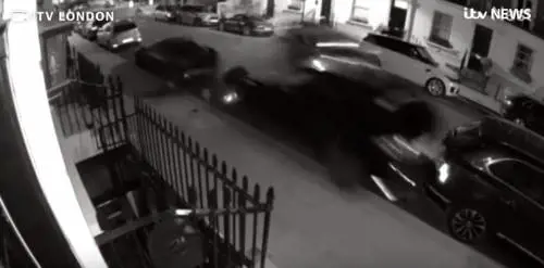 Guida a folle velocità e travolge auto di lusso: mezzo milione di danni