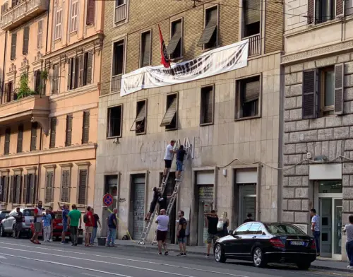 Roma, rimossa la scritta di Casapound: "È solo l'inizio"