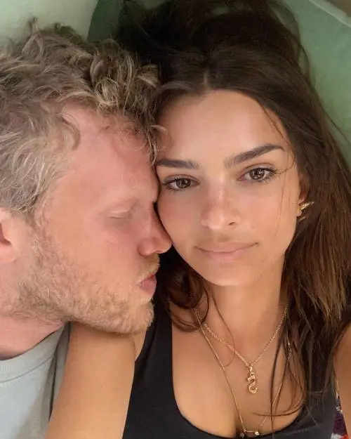 Emily Ratajkowski scatta un selfie con il marito, il web: “Bugiarda”