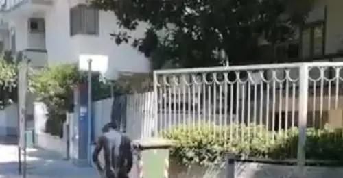Nigeriano si fa la doccia nudo in strada. Sarà espulso