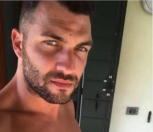 Andrea Filomena: "Grazie a voi". Ma i fan notano un particolare