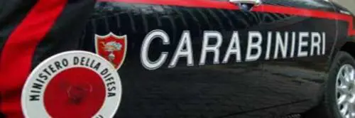 Irrompe in casa e con un coltello minaccia il compagno della madre