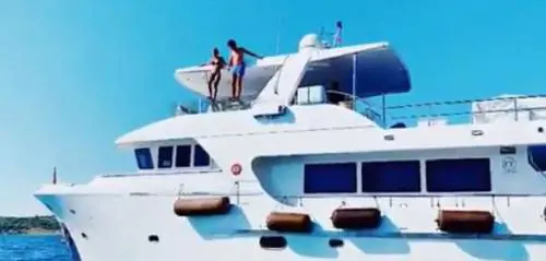 Alice Campello affitta il suo yacht, ma il web tuona: “Non ti vergogni?”