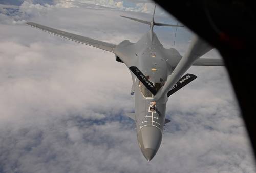 Gli Usa muovono il bombardiere B-1B: cosa rivela la mossa del Pentagono