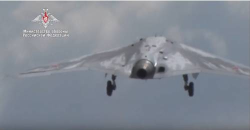 Russia, le immagini del primo volo del drone Hunter