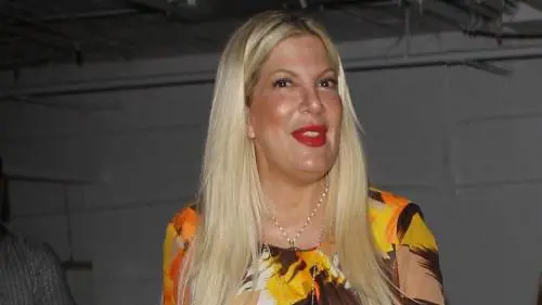 Tori Spelling, imbarazzo durante un'intervista: "Hai pagato tutti i tuoi debiti?"