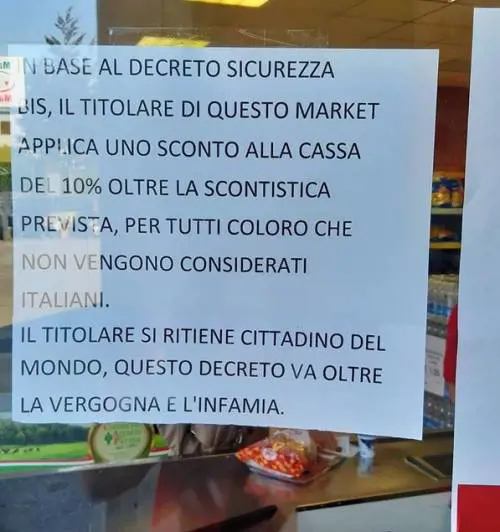 Decreto Sicurezza bis, negoziante fa sconti solo a stranieri: "Decreto oltre vergogna"