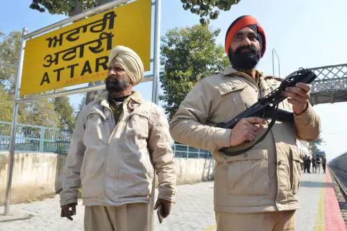 Frontiere chiuse, test missilistici ed espulsioni di massa: perché si rischia una guerra tra India e Pakistan