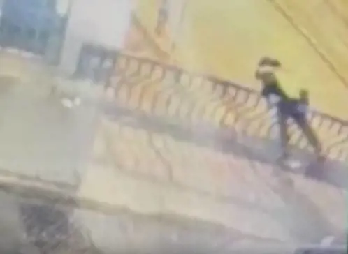 Perù, coppia si bacia in bilico sul ponte: precipitano e muoiono
