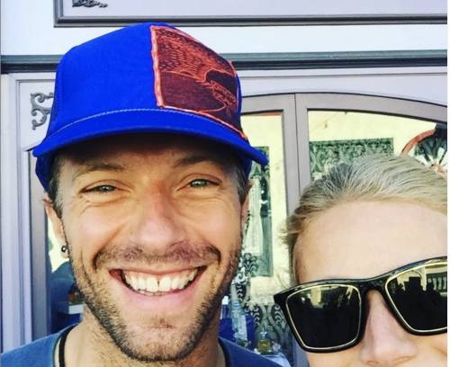 Gwyneth Paltrow e Chris Martin una famiglia “allargata”: tutti insieme al mare con i nuovi compagni 