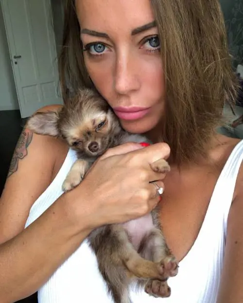 Polemiche su Karina Cascella: muore il cane e lei ne compra uno nuovo