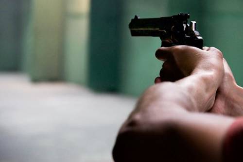 Albanese licenziato minaccia la titolare con una pistola