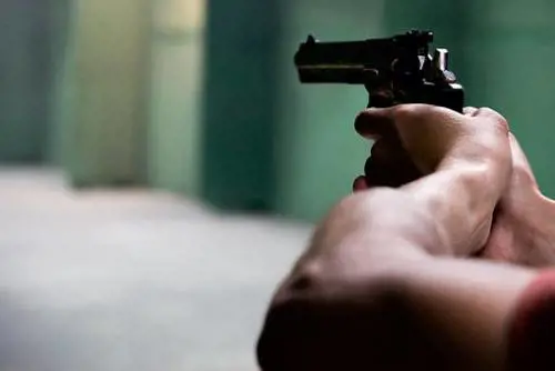 Guardia giurata spara per gelosia: uccide il cugino per una 17enne