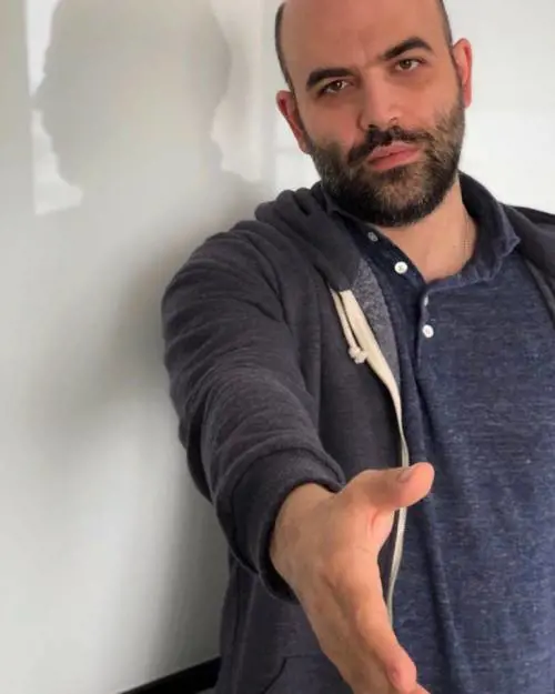 "Tendi la mano", "Parli ancora?": scontro Saviano-Salvini su ong