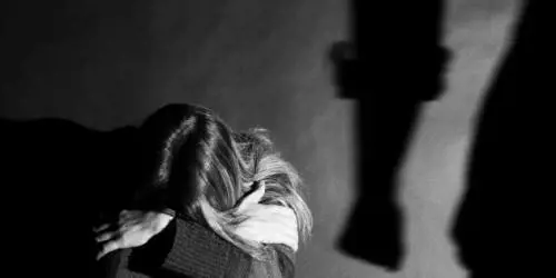 Roma, ubriaco prende a cinghiate moglie e figlia di 18 mesi: arrestato marito violento