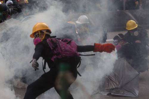 La Cina avverte gli Stati Uniti: "Smettetela di interferire a Hong Kong”