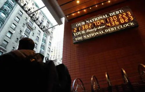 Debito a livelli record nel 2025: il rapporto su Paesi sovrani ed Europa