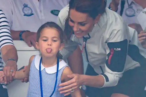 La Principessa Charlotte fa la linguaccia alla regata benefica