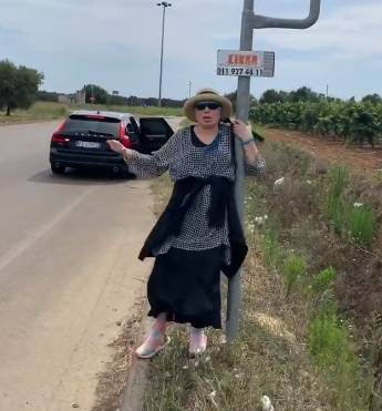 Loredana Bertè fa l'autostop per andare a trovare Al Bano in Puglia 