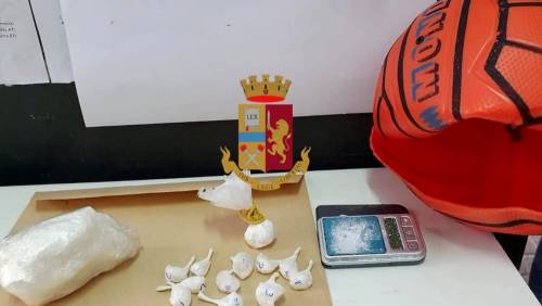 Nasconde droga nel pallone Super Santos: scoperto 31enne a Napoli