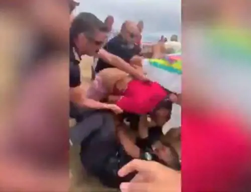 Agente viene accoltellato  dal venditore ambulante sotto gli occhi dei turisti
