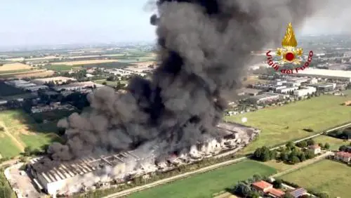 Incendio in un capannone: "Difficili operazioni di spegnimento"