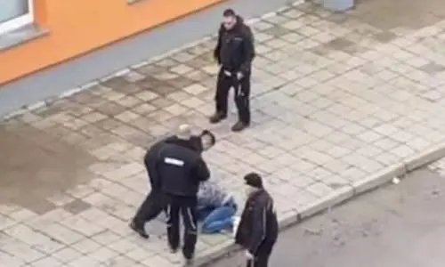 Insulti, pugni, calci ai migranti. Bufera sugli agenti in Germania