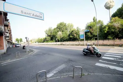 Grave bimba di 8 anni investita da uno scooter a Corsico: caccia al pirata della strada
